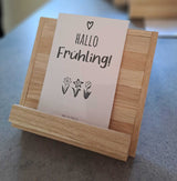 Die Rückseite ist weiß und gut beschreibbar.
Perfekt für die Kartenhalter!
1. Hallo Frühling!
2. Schöner Sommer.
3. Das muss der Herbst sein.
4. Winter: Kalte Hände, warmes Herz!
5. Wunderschöne Ostern!
6. Frohe Weihnachten!