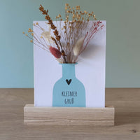 Blaue Vase mit dem Schriftzug 'KLEINER GRUB' und dekorativen Trockenblumen, perfekt für kreative DIY Projekte von easy-sticks.