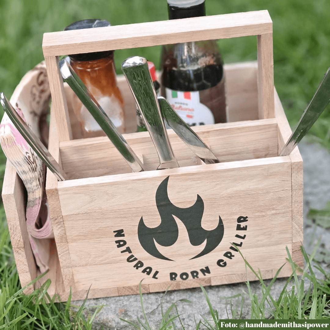 Grill Plotter Dateien Bundle von easy-sticks: Eine rustikale Holzbox mit Grillwerkzeugen und der Aufschrift "Natural Born Griller" auf dem Deckel. Perfekt für kreative Grillpartys und die Gestaltung von Grillzubehör.