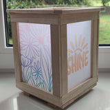 Blumen Shine DIY Laterne von easy-sticks zeigt eine wunderschön gestaltete Laterne mit blühenden Mustern und dem Aufdruck "SHINE", ideal für die Schaffung einer gemütlichen Atmosphäre zu Hause.