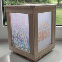 Blumen Shine DIY Laterne von easy-sticks zeigt eine wunderschön gestaltete Laterne mit blühenden Mustern und dem Aufdruck "SHINE", ideal für die Schaffung einer gemütlichen Atmosphäre zu Hause.