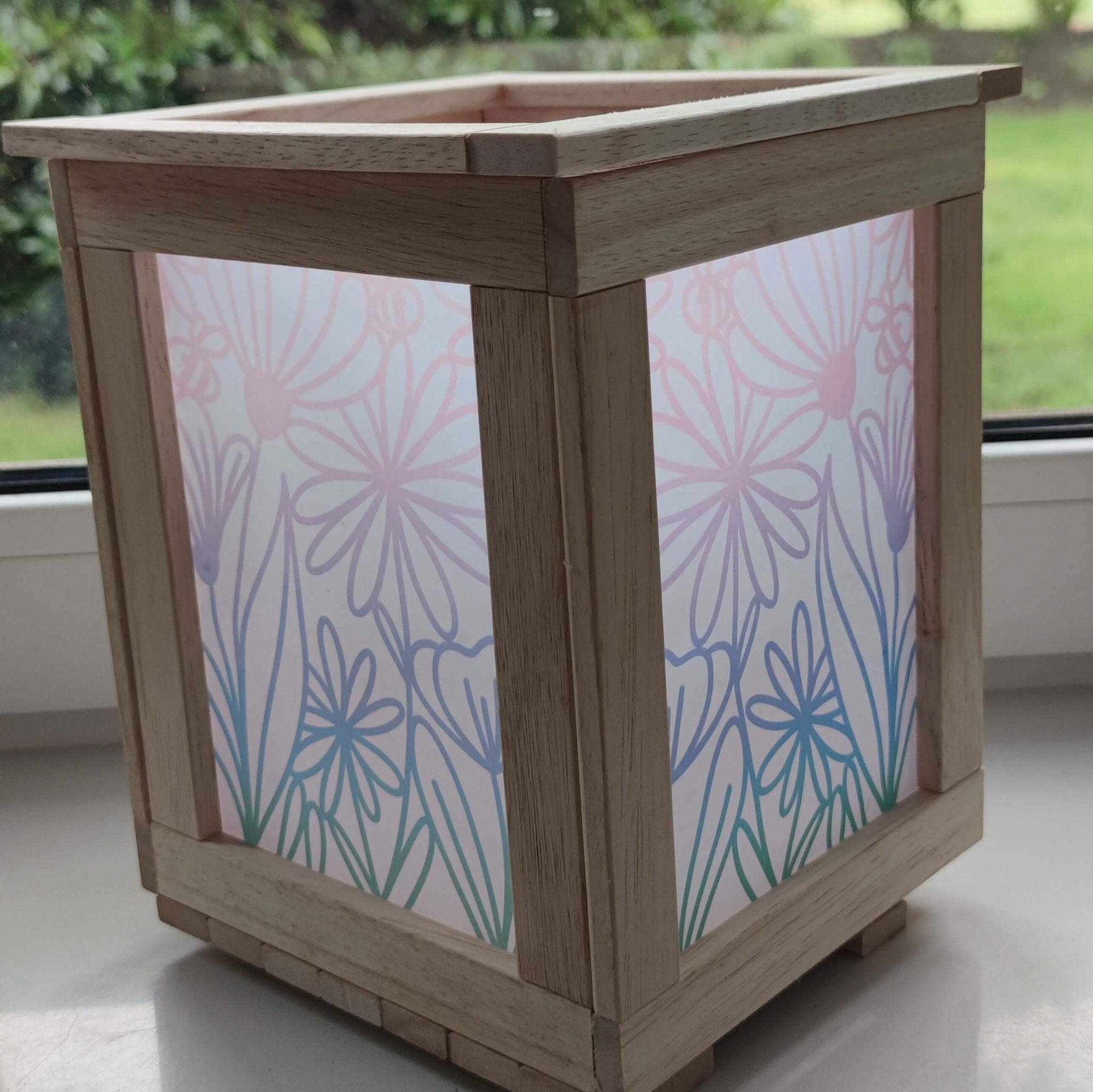 Blumen Shine DIY Laterne von easy-sticks mit floralen Mustern, ideal zum Basteln und Dekorieren für helle, fröhliche Räume.