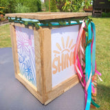 Verzierte Blumen Shine DIY Laterne von easy-sticks mit bunten Bändern und einem floralen Design, perfekt für festliche Anlässe und kreative Bastelprojekte.