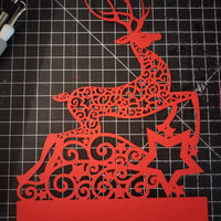 Rotes Rentier aus der Plotter Datei von Easy-Sticks. Detailreiche, dekorative Papierkunst, ideal für Weihnachtsdekoration und Bastelprojekte.