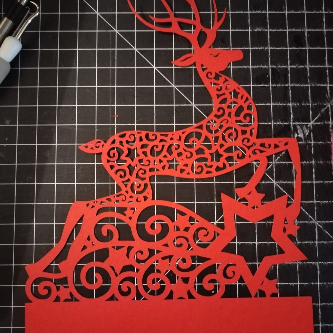 Rotes Rentier aus der Plotter Datei von Easy-Sticks. Detailreiche, dekorative Papierkunst, ideal für Weihnachtsdekoration und Bastelprojekte.