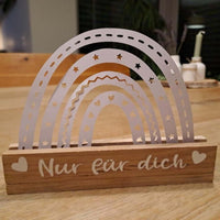Wunderschöne Holzdekoration mit einem weißen Regenbogen von easy-sticks, inspiriert durch die Regenbogen Plotter Datei, ideal für festliche Anlässe.