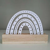 Elegante Regenbogenfigur in Weiß von easy-sticks, basierend auf der Regenbogen Plotter Datei, ideal als Geschenksidee oder Wohnaccessoire.