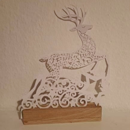 Weißes Rentier aus der Plotter Datei von Easy-Sticks. Elegante, filigrane Papierfigur, perfekt für saisonale Deko und kreative Bastelideen.