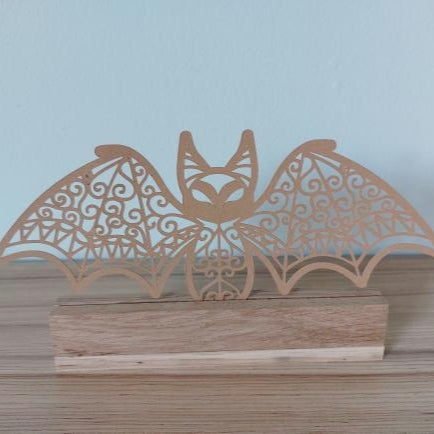Detailansicht eines dekorativen Fledermaus-Ständers von Easy-Sticks, gefertigt aus Holz mit filigranen Mustern, ideal für kreative Projekte und Halloween-Dekorationen, erhältlich in der Fledermaus Plotter und Laserdatei mit und ohne Easy-Sticks Ständer für Kartenhalter.