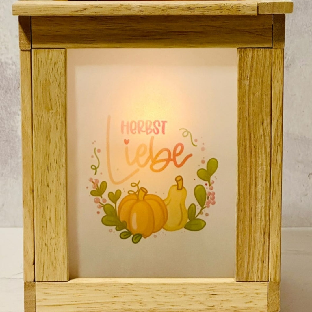 Basteln einer Laterne mit Herbst Liebe Design von easy-sticks, beleuchtet durch ein sanftes Licht.
