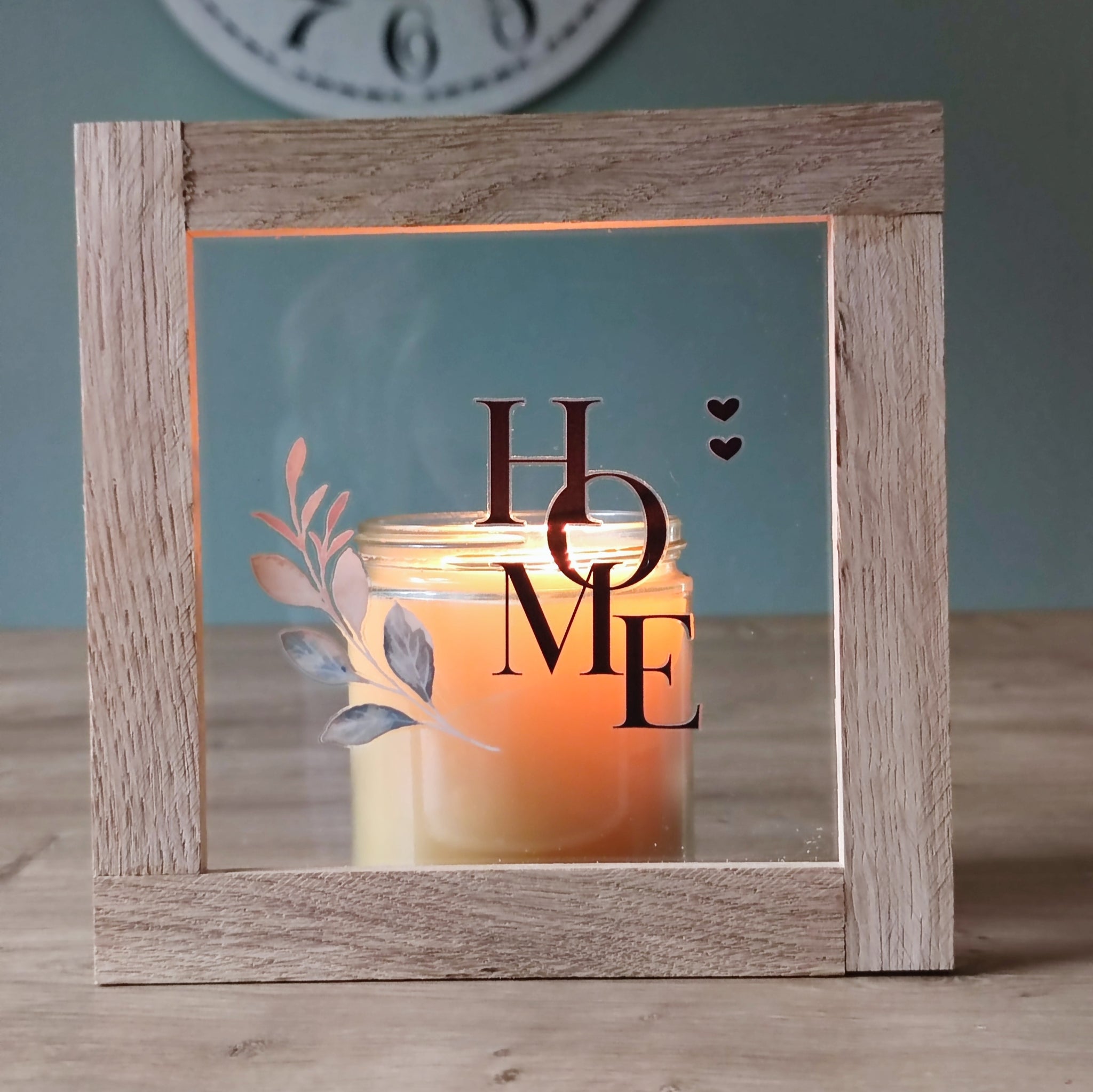 Wunderschönes Lichtspiel mit einem beleuchteten Glas mit Rub On UV Sticker von easy-sticks, das den Schriftzug 'HOME' zeigt - Rub on UV Sticker randlos Mix 0 A5