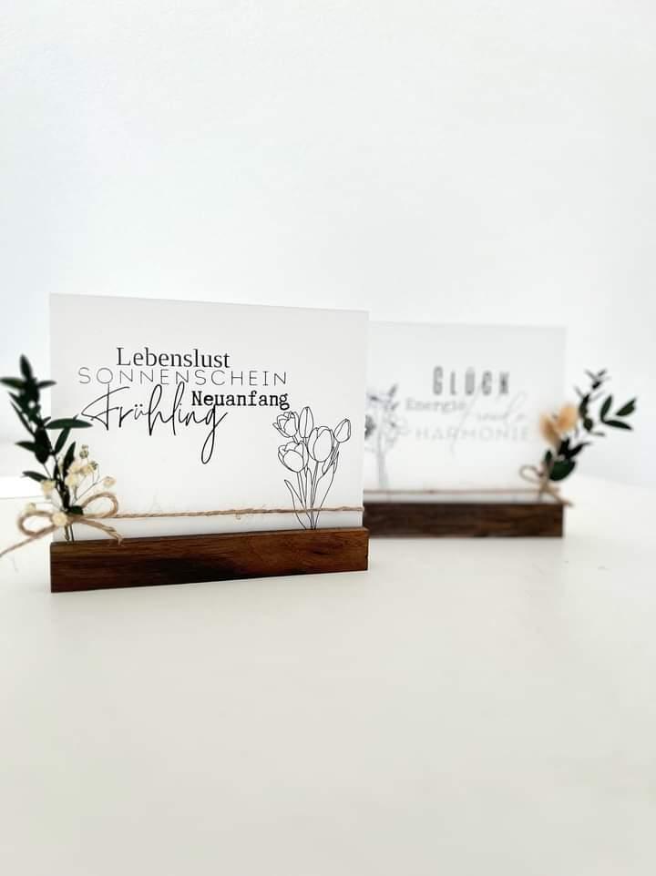 Zwei dekorative Karten auf Holzständer mit minimalistischen Frühlingsmotiven, entworfen mit Easy-Sticks 'Rub on UV Sticker randlos Frühling'.