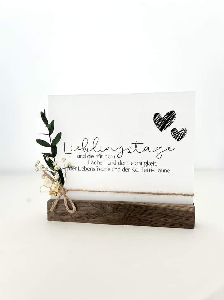 Dekoratives Tischschild mit handgeschriebenem Text 'Lieblingstage' und botanischen Elementen, gestaltet mit Easy-Sticks 'Rub on UV Sticker randlos Frühling'.