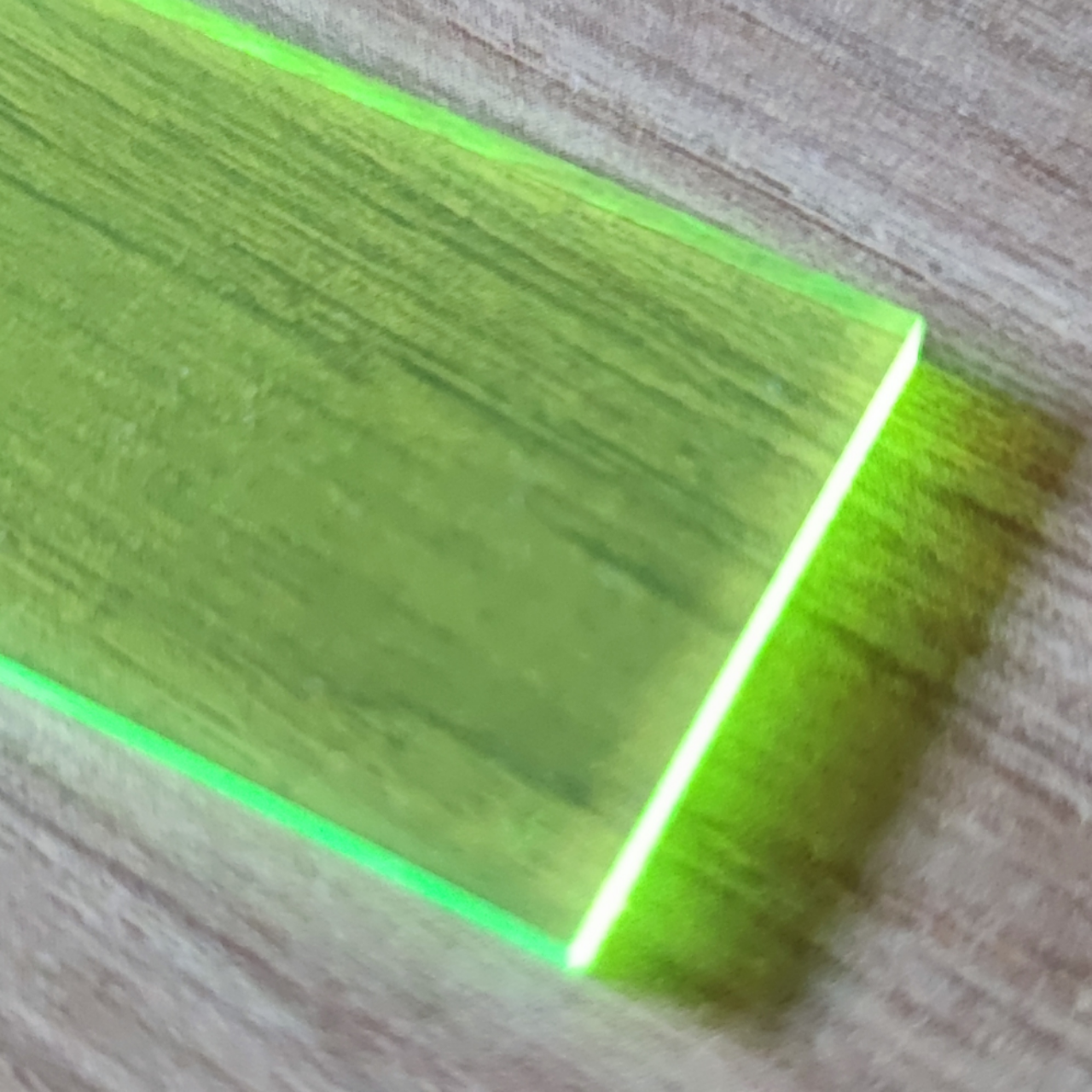 Easy-Sticks Acryl Grün - 4 Stück - 16 cm Länge, Detailaufnahme der fluoreszierenden Acrylplatte, die ihre leuchtenden Kanten zeigt, von Easy-Sticks.