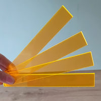 Easy-Sticks Acryl Orange: Sichtbare orangefarbene Acrylstreifen in der Hand gehalten, ideal für DIY-Projekte. Easy-Sticks Acryl, 16 cm Länge.