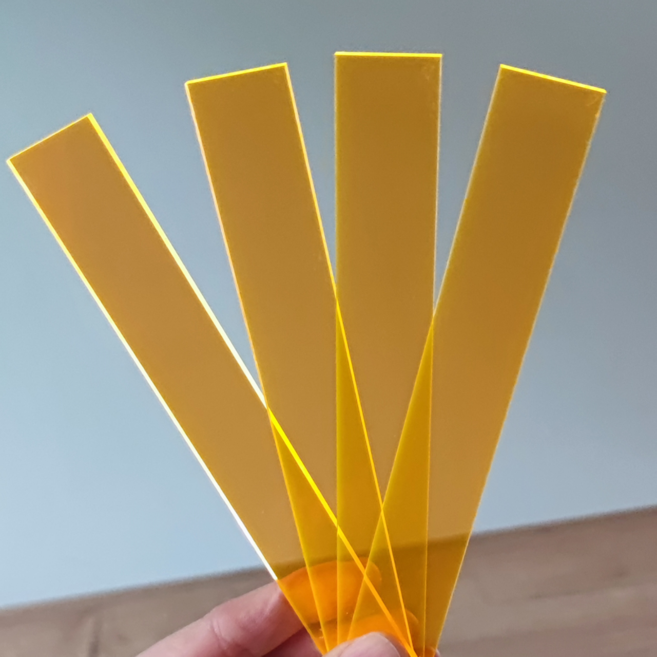 Easy-Sticks Acryl Orange: Handgehaltene Acrylstreifen in strahlendem Orange, die für kreative Anwendungen verwendet werden können. 16 cm lange Easy-Sticks von Easy-Sticks.