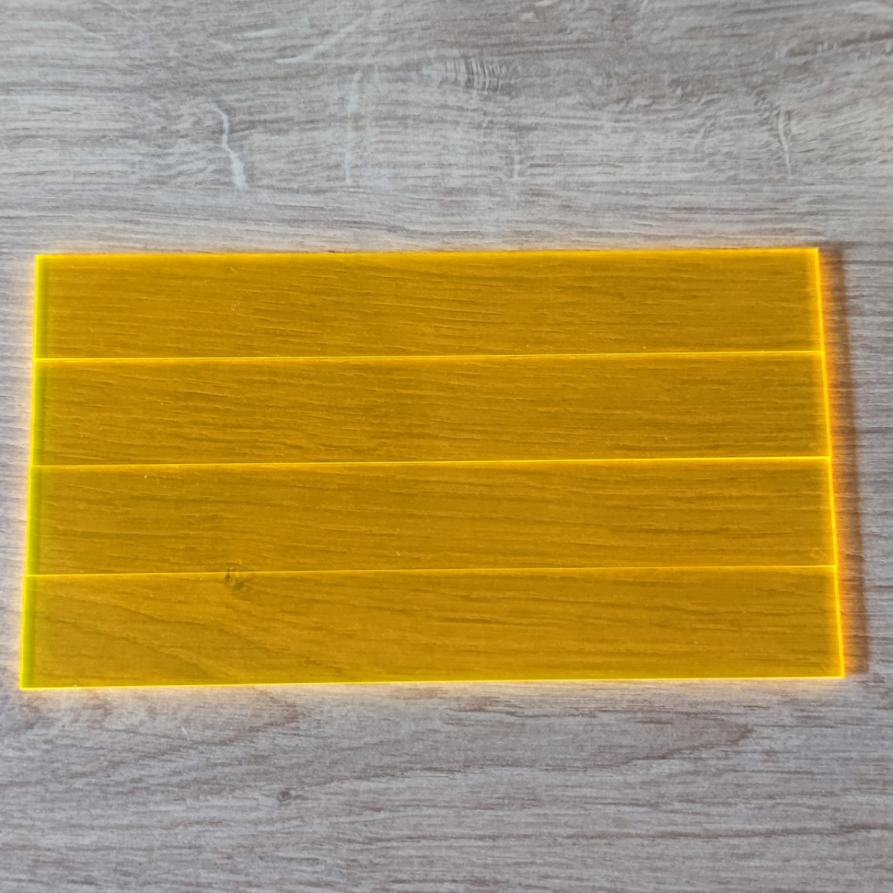 Flache Anordnung von leuchtend orangefarbenen Easy-Sticks Acryl – 4 Stück – 16 cm Länge, ausgezeichnet für Innen- und Außenanwendungen.
