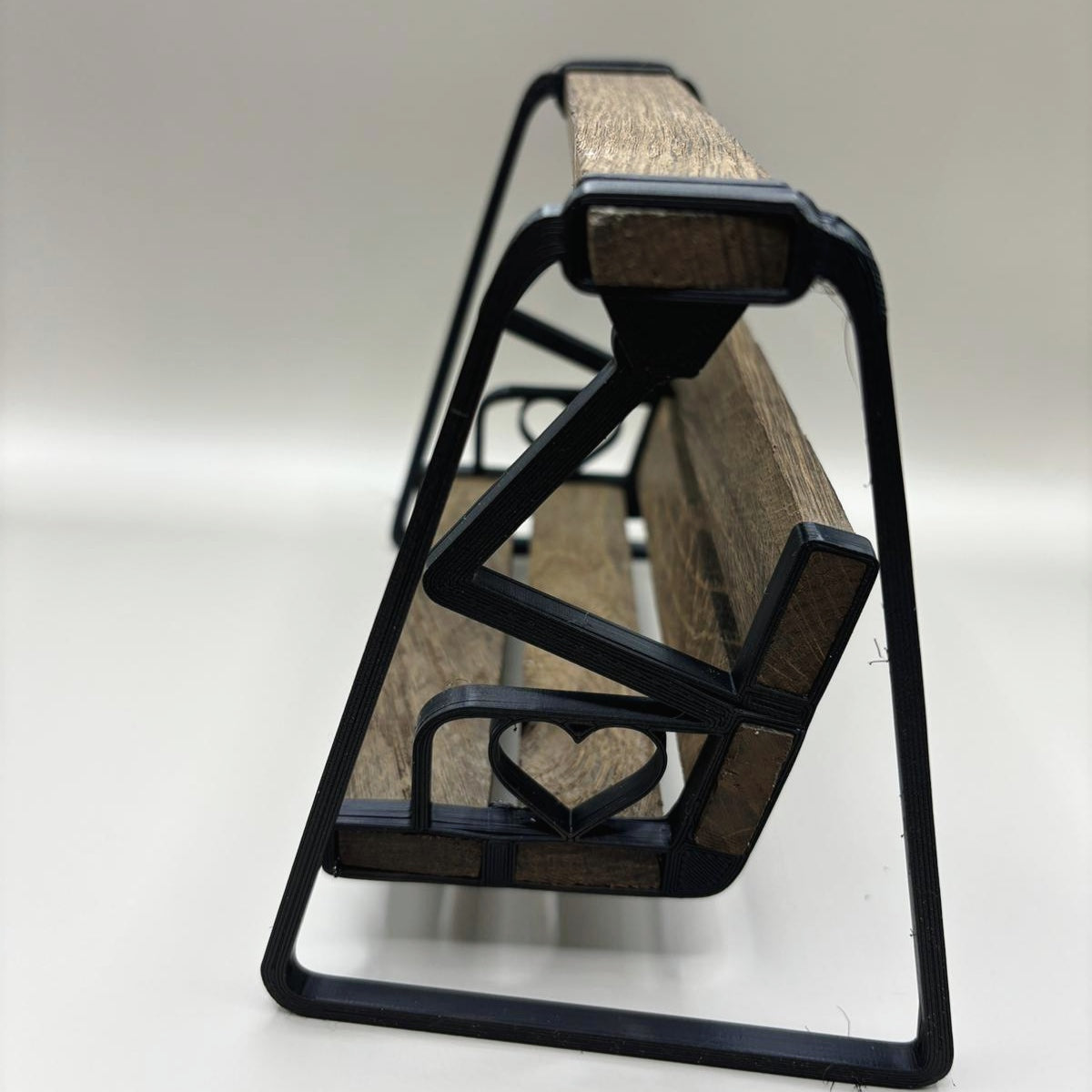 Seitenansicht der Hollywoodschaukel Halter mit Herz von easy-sticks, aus robustem 3D-Druckmaterial, ideal für kreative Gartengestaltungen.