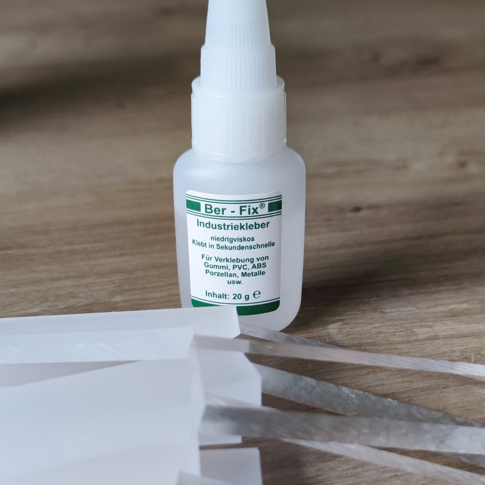 Industriekleber Flasche 20g mittelviskos - für Acryl Produkte