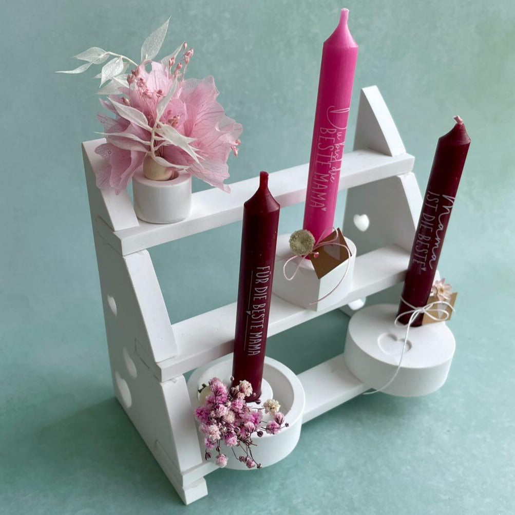 Vielseitiges kleines Herzregal von Easy-Sticks, dekoriert mit Kerzen und Blumen, schafft eine romantische Atmosphäre.