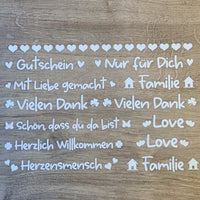 Schöne Präsentation der Easy-Sticks Rub Ons A5 in weiß, umgeben von Holztexturen, ideal für kreative Ausdrucksformen von easy-sticks.