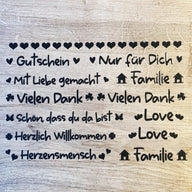 Ein Bild der Easy-Sticks Rub Ons A5 in schwarzem Design, das an einem Holzuntergrund präsentiert wird, ideal für handgefertigte Geschenke von easy-sticks.