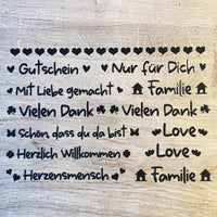 Ein Bild der Easy-Sticks Rub Ons A5 in schwarzem Design, das an einem Holzuntergrund präsentiert wird, ideal für handgefertigte Geschenke von easy-sticks.