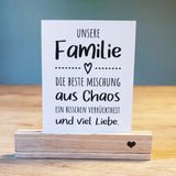 Eine kreative Holzauflage mit einer humorvollen Textkarte über Familie, versehen mit einem Herz, unter Verwendung der Easy-Sticks Rub Ons A5, schwarz oder weiß.