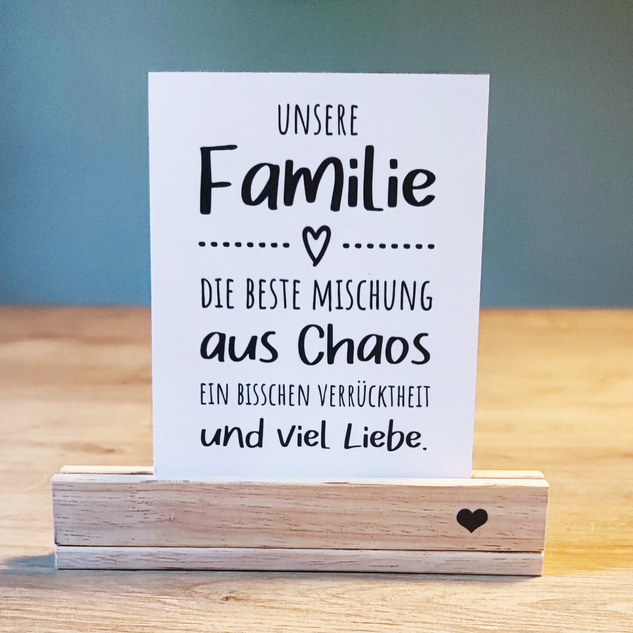 Eine kreative Holzauflage mit einer humorvollen Textkarte über Familie, versehen mit einem Herz, unter Verwendung der Easy-Sticks Rub Ons A5, schwarz oder weiß.
