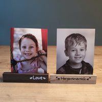 Zwei Fotos in Holzständern, eines mit dem Text 'Love' und das andere mit 'Herzensmensch', kreativ präsentiert mit Easy-Sticks Rub Ons A5, schwarz oder weiß.