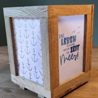 Elegante maritime Laterne von easy-sticks mit Anker-Motiv aus der PDF Bastelanleitung 'Meer' Laterne Easy-Sticks. Ideal für sommerliche Dekoration.