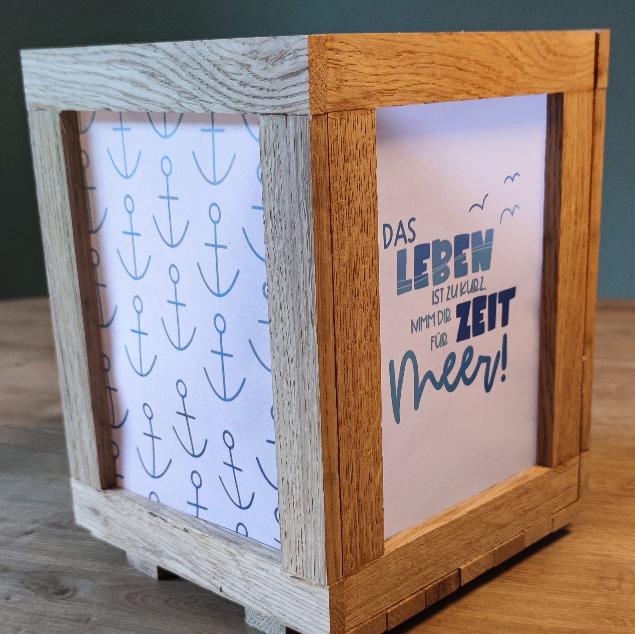 Elegante maritime Laterne von easy-sticks mit Anker-Motiv aus der PDF Bastelanleitung 'Meer' Laterne Easy-Sticks. Ideal für sommerliche Dekoration.