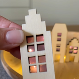 Kreatives Bastelprojekt mit Häuser-Plotterdatei von easy-sticks, zeigt handgefertigtes Holzhaus mit leuchtenden Fenstern und charmantem Design.