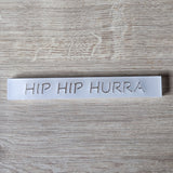 Acryl-Anzeigeplateau von Easy-Sticks mit eingravierter Schrift 'HIP HIP HURRA'. Perfekt für Partys und Feierlichkeiten.