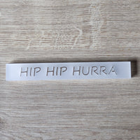 Acryl-Anzeigeplateau von Easy-Sticks mit eingravierter Schrift 'HIP HIP HURRA'. Perfekt für Partys und Feierlichkeiten.
