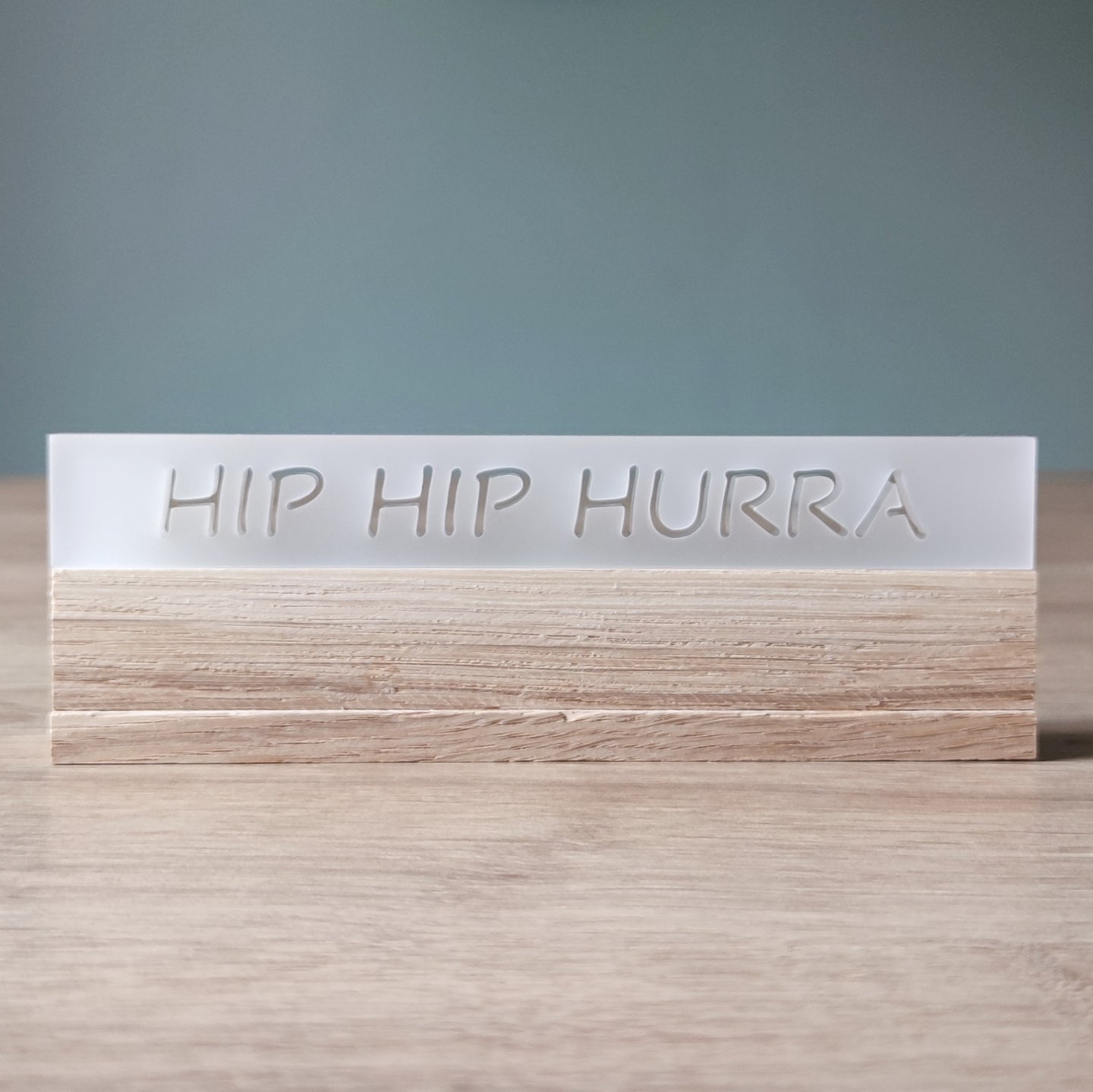 Schicke Acryl-Schild von Easy-Sticks mit der Aufschrift 'HIP HIP HURRA'. Ideal für festliche Anlässe. Erhältlich in satinierter Ausführung.