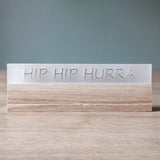 Schicke Acryl-Schild von Easy-Sticks mit der Aufschrift 'HIP HIP HURRA'. Ideal für festliche Anlässe. Erhältlich in satinierter Ausführung.