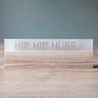 Schicke Acryl-Schild von Easy-Sticks mit der Aufschrift 'HIP HIP HURRA'. Ideal für festliche Anlässe. Erhältlich in satinierter Ausführung.