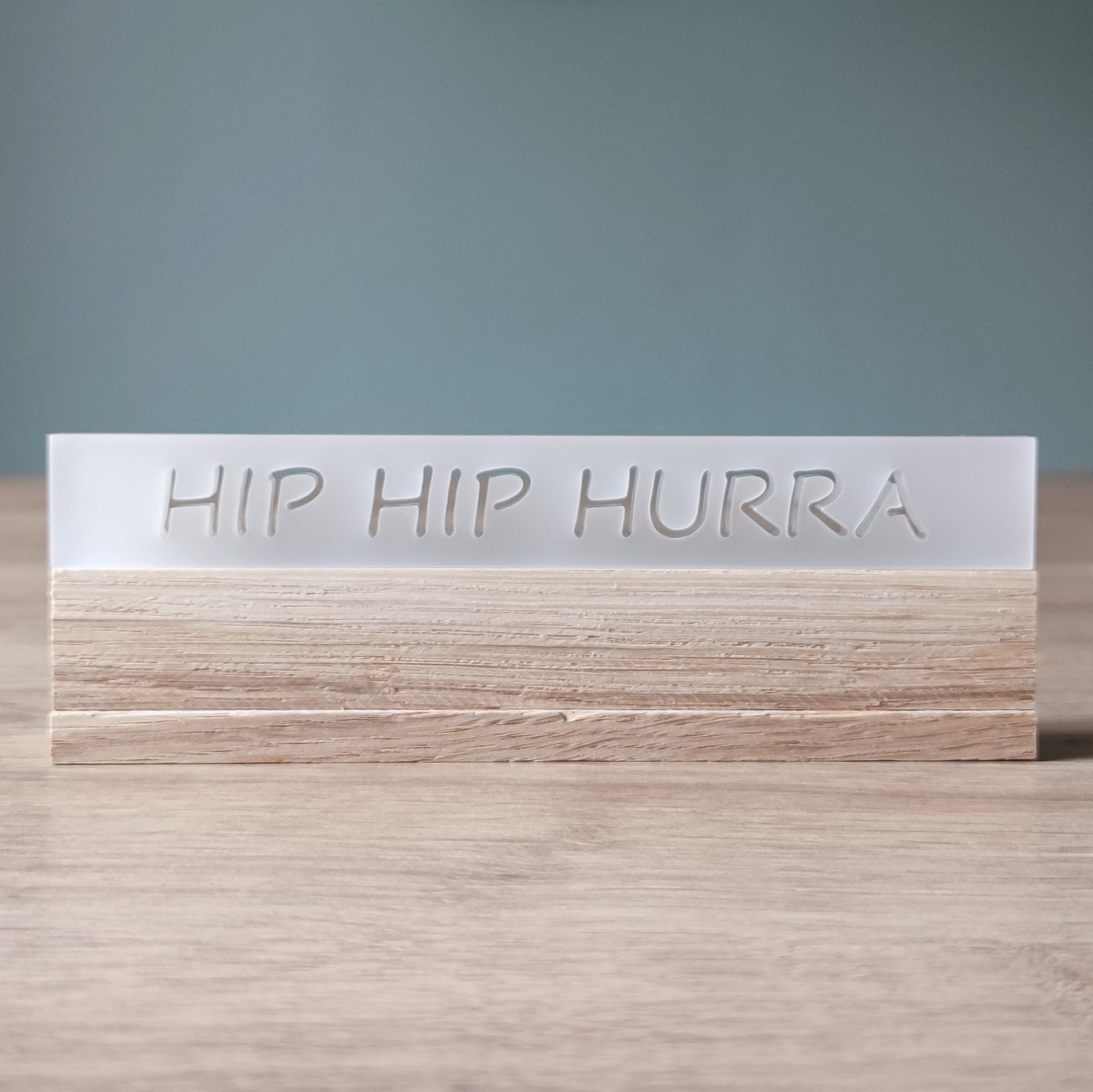 Schicke Acryl-Schild von Easy-Sticks mit der Aufschrift 'HIP HIP HURRA'. Ideal für festliche Anlässe. Erhältlich in satinierter Ausführung.