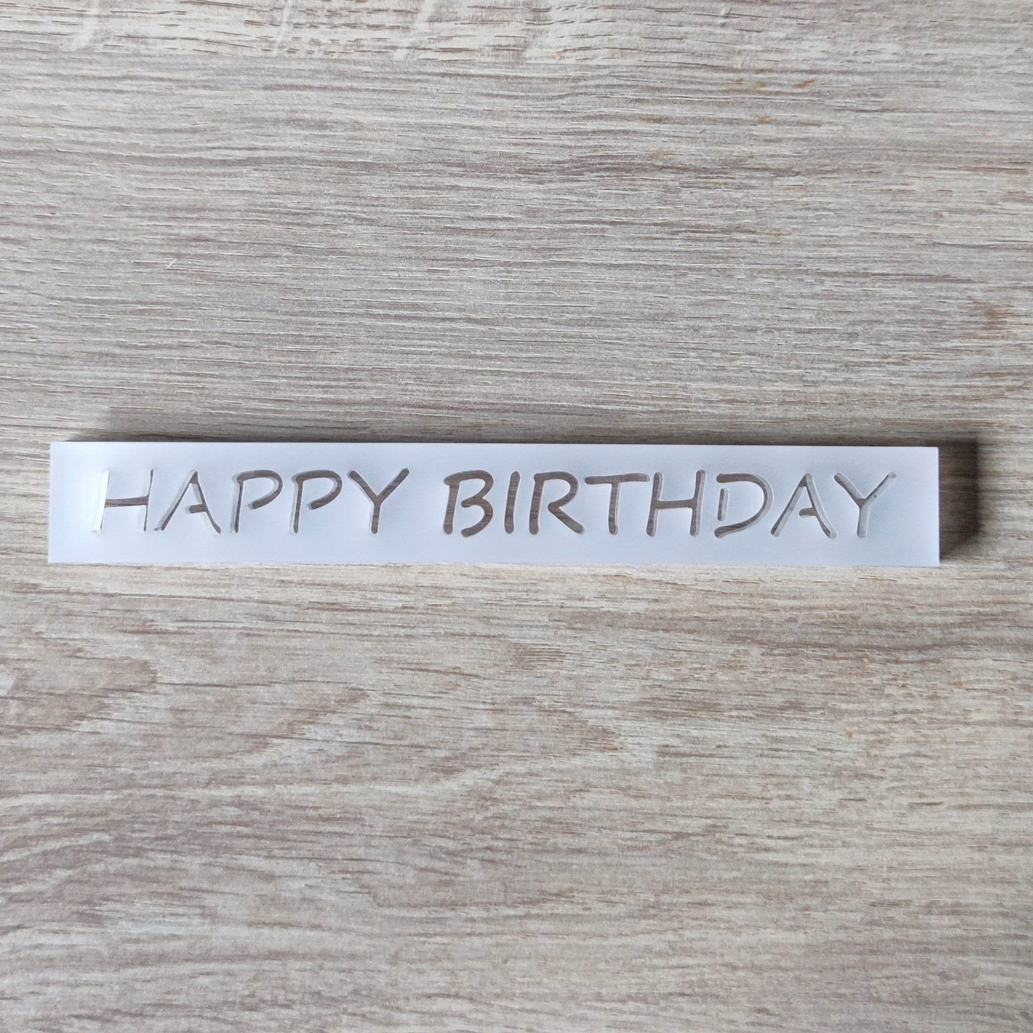 Easy-Sticks Acryl Satiniert - HAPPY BIRTHDAY, prägnante Darstellung der Schrift 'HAPPY BIRTHDAY' auf einer glatten Acrylplatte, perfekt für jede Party.