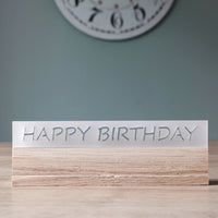 Easy-Sticks Acryl Satiniert - HAPPY BIRTHDAY, stilvolle Schrift 'HAPPY BIRTHDAY' in satiniertem Acryl auf einer Holzunterlage, ideales Geburtstagsgeschenk.
