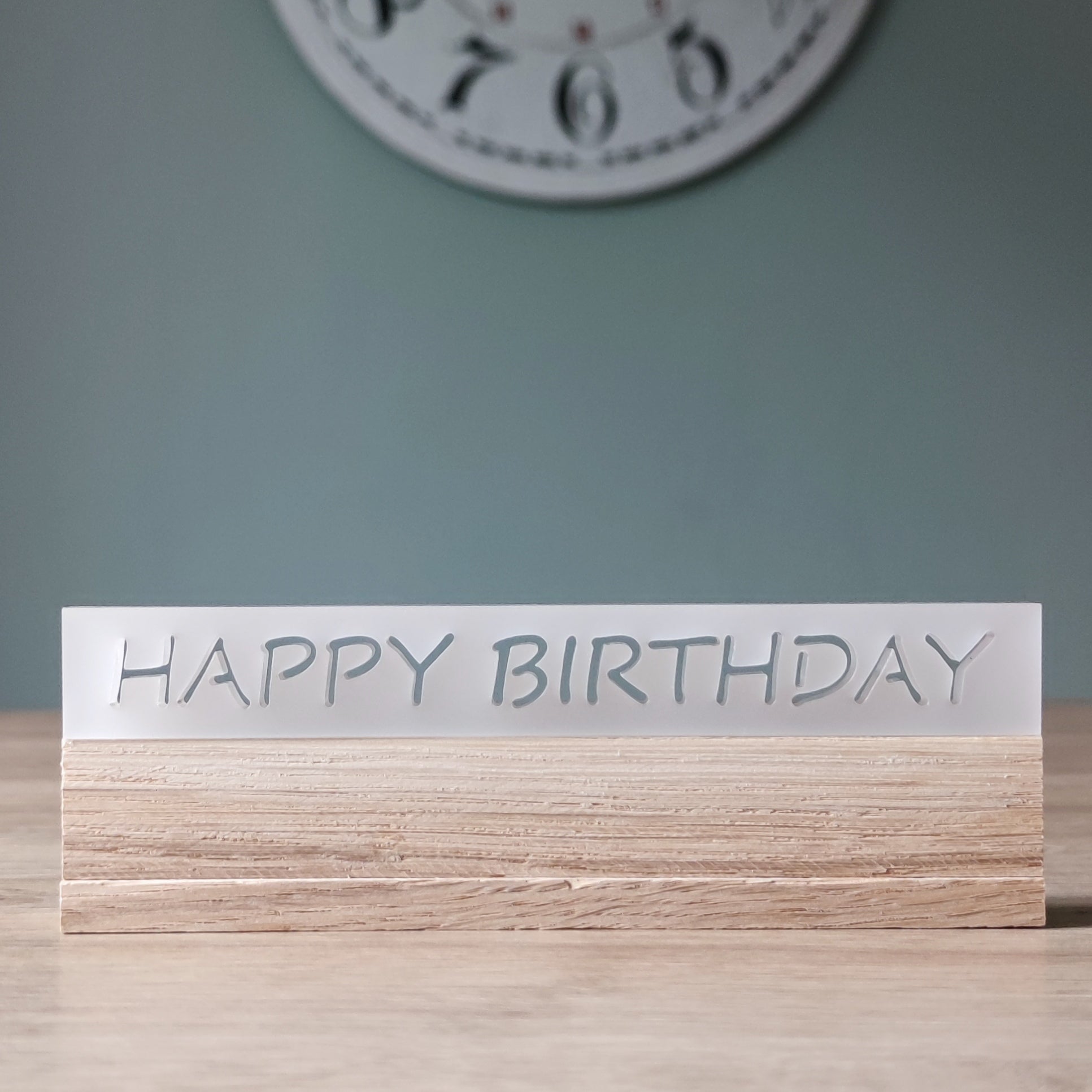 Easy-Sticks Acryl Satiniert - HAPPY BIRTHDAY, stilvolle Schrift 'HAPPY BIRTHDAY' in satiniertem Acryl auf einer Holzunterlage, ideales Geburtstagsgeschenk.
