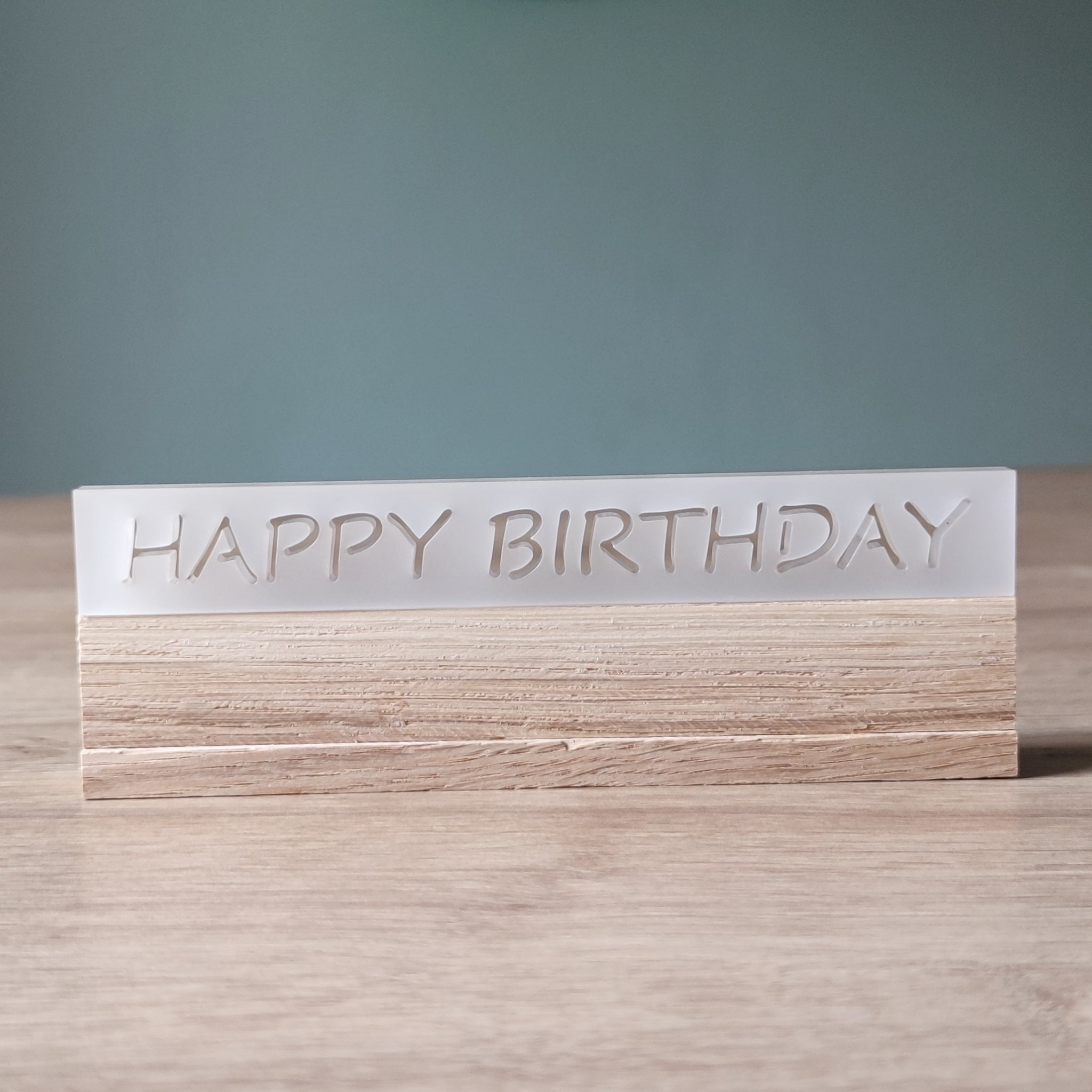 Easy-Sticks Acryl Satiniert - HAPPY BIRTHDAY, elegantes Design mit der Aufschrift 'HAPPY BIRTHDAY' in satiniertem Acryl, ein festlicher Blickfang.