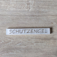 Schutzengel Acryl-Platte von Easy-Sticks, klare Schrift auf satiniertem Acryl, strahlend und modern auf einem rustic Holzuntergrund.