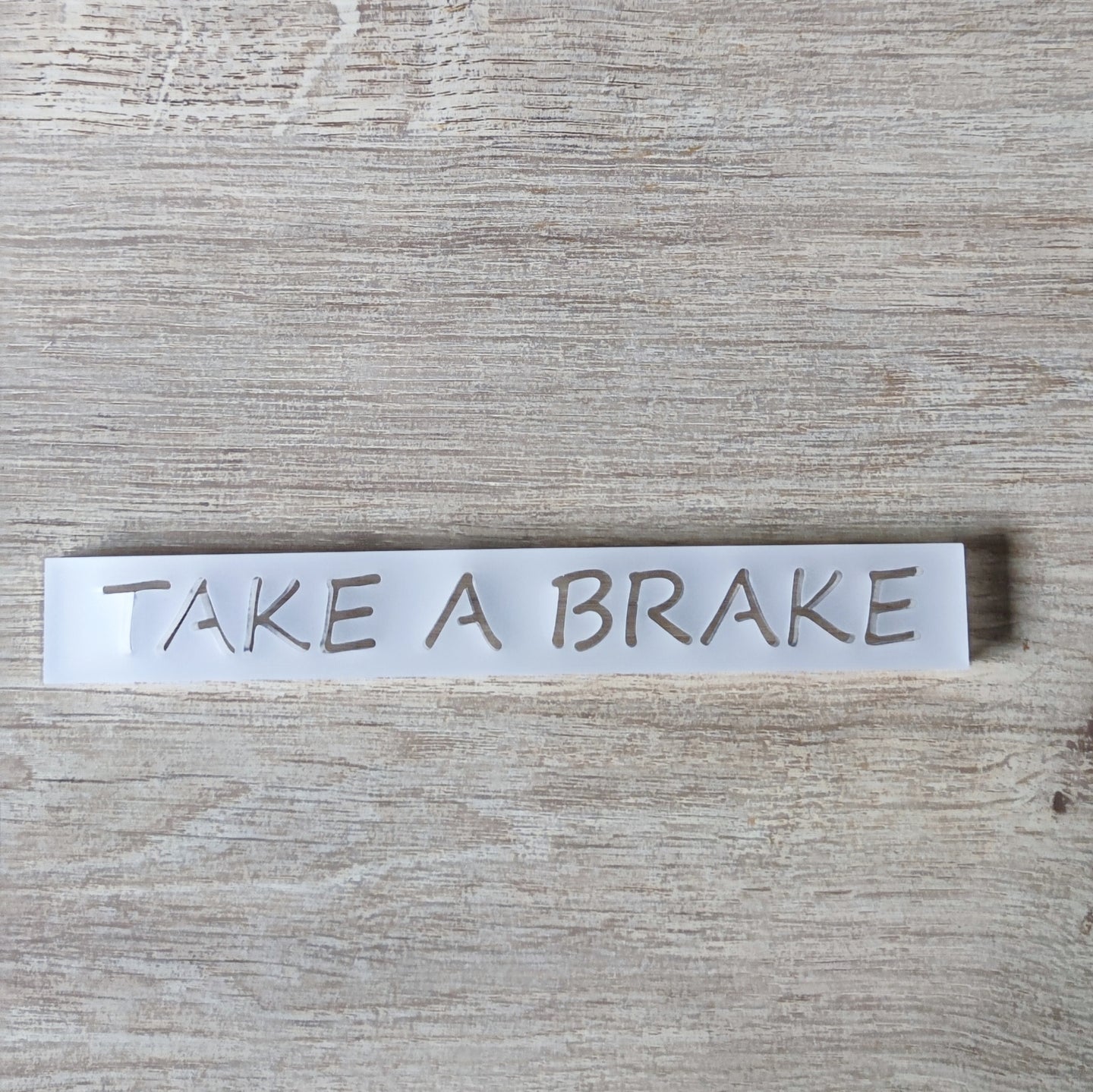 Elegantes Acryl-Schild von easy-sticks zeigt die stilvolle Gravur 'TAKE A BRAKE', perfekt für eine stilvolle Innenraumgestaltung oder Bürodekoration.