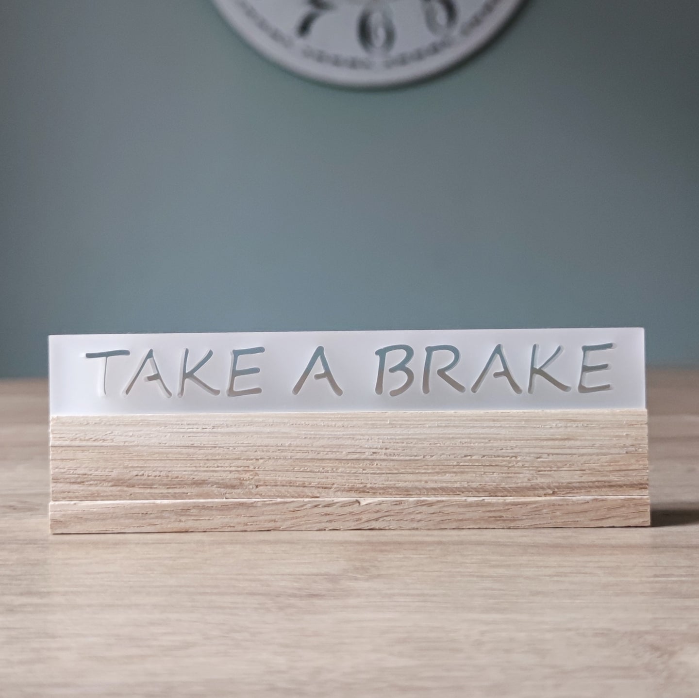 Acryl Easy-Sticks "Take a Brake" von Easy-Sticks auf einem Holztisch, stilvoll designt mit satiniertem Finish, ideale Deko für Zuhause.