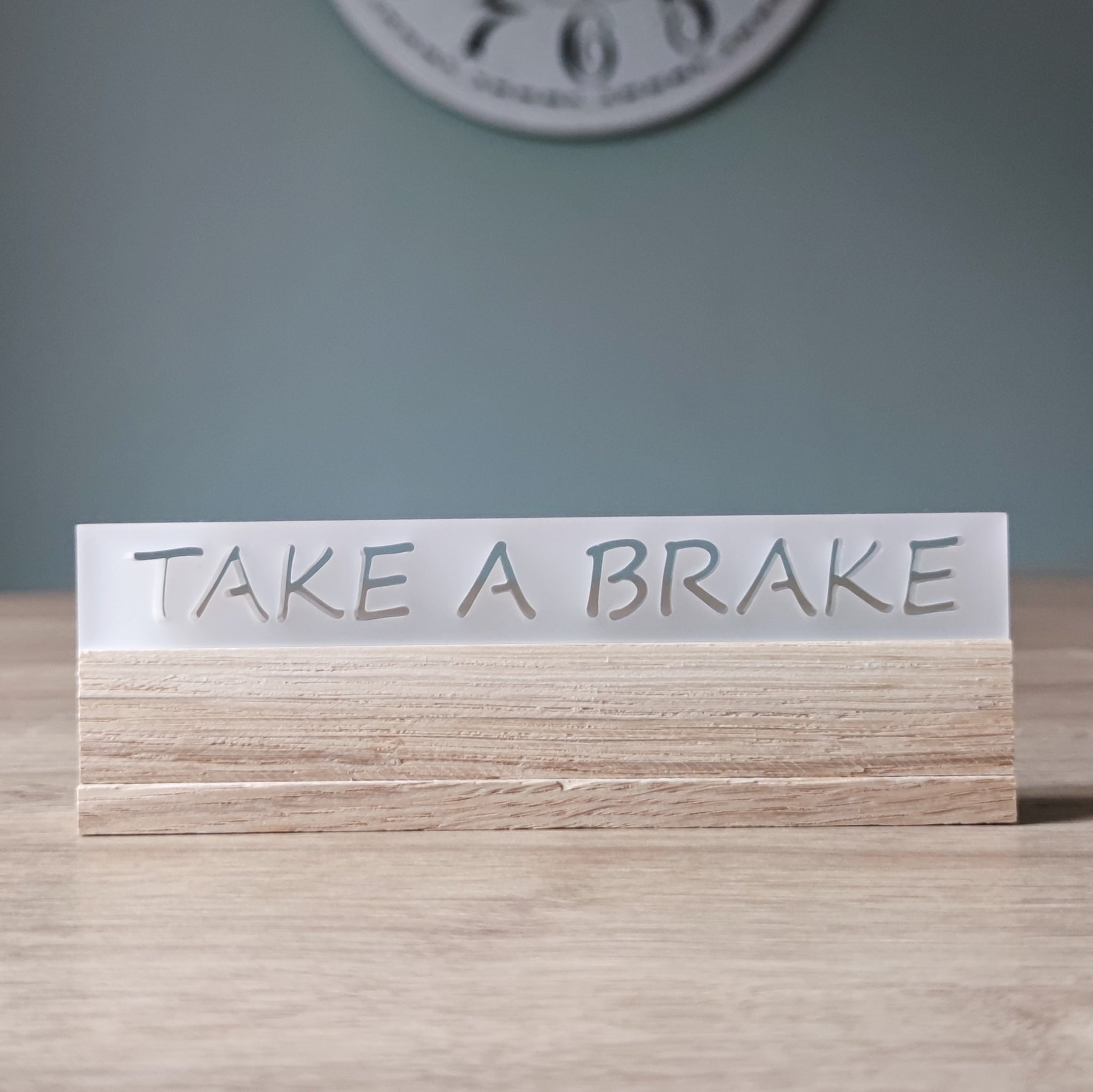 Acryl Easy-Sticks "Take a Brake" von Easy-Sticks auf einem Holztisch, stilvoll designt mit satiniertem Finish, ideale Deko für Zuhause.