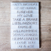 Vielseitige Acryl-Schild-Kollektion von Easy-Sticks mit verschiedenen Beschriftungen, darunter 'HIP HIP HURRA'. Stilvoll und elegant für jeden Anlass.