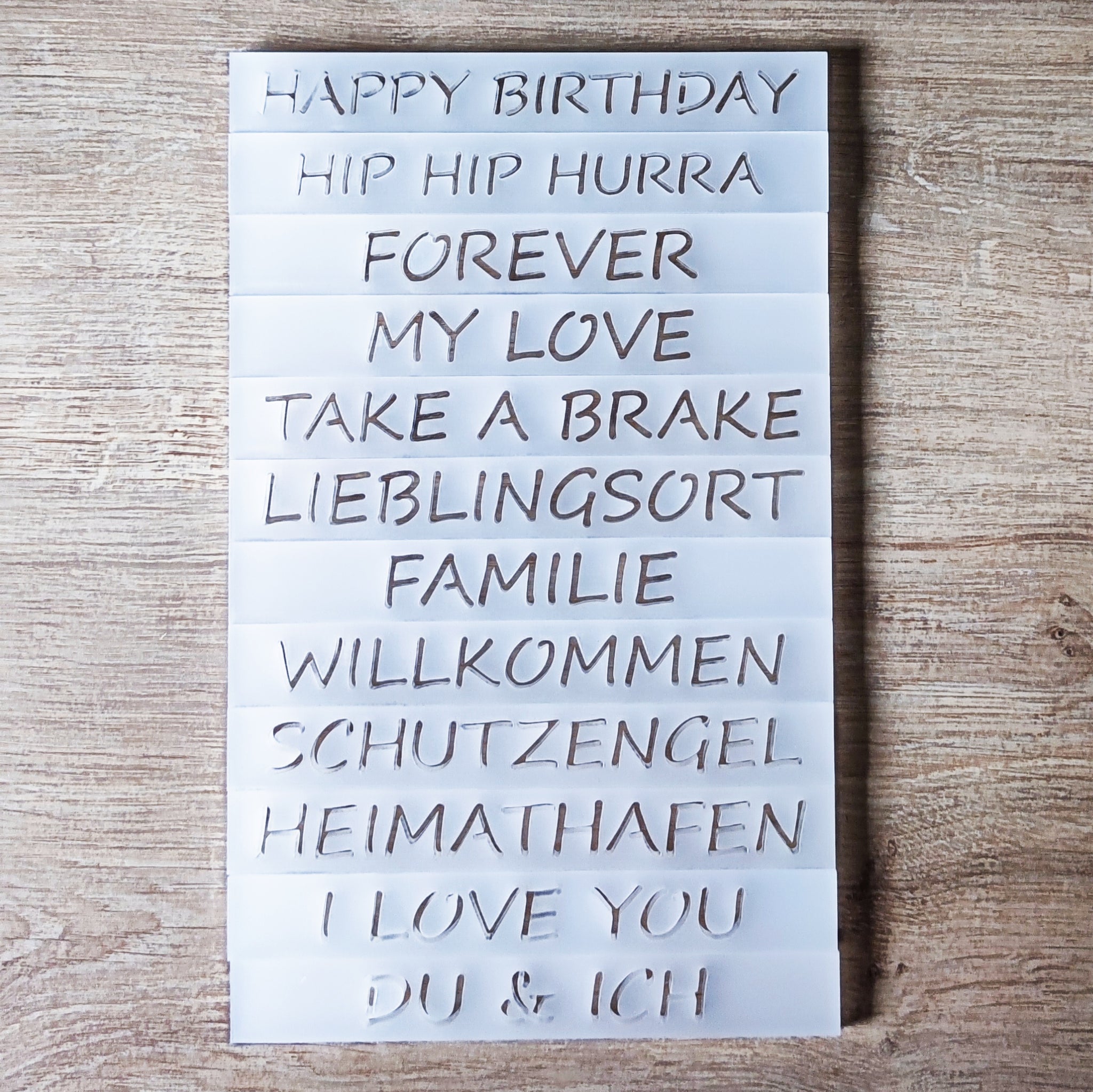 Vielseitige Acryl-Schild-Kollektion von Easy-Sticks mit verschiedenen Beschriftungen, darunter 'HIP HIP HURRA'. Stilvoll und elegant für jeden Anlass.