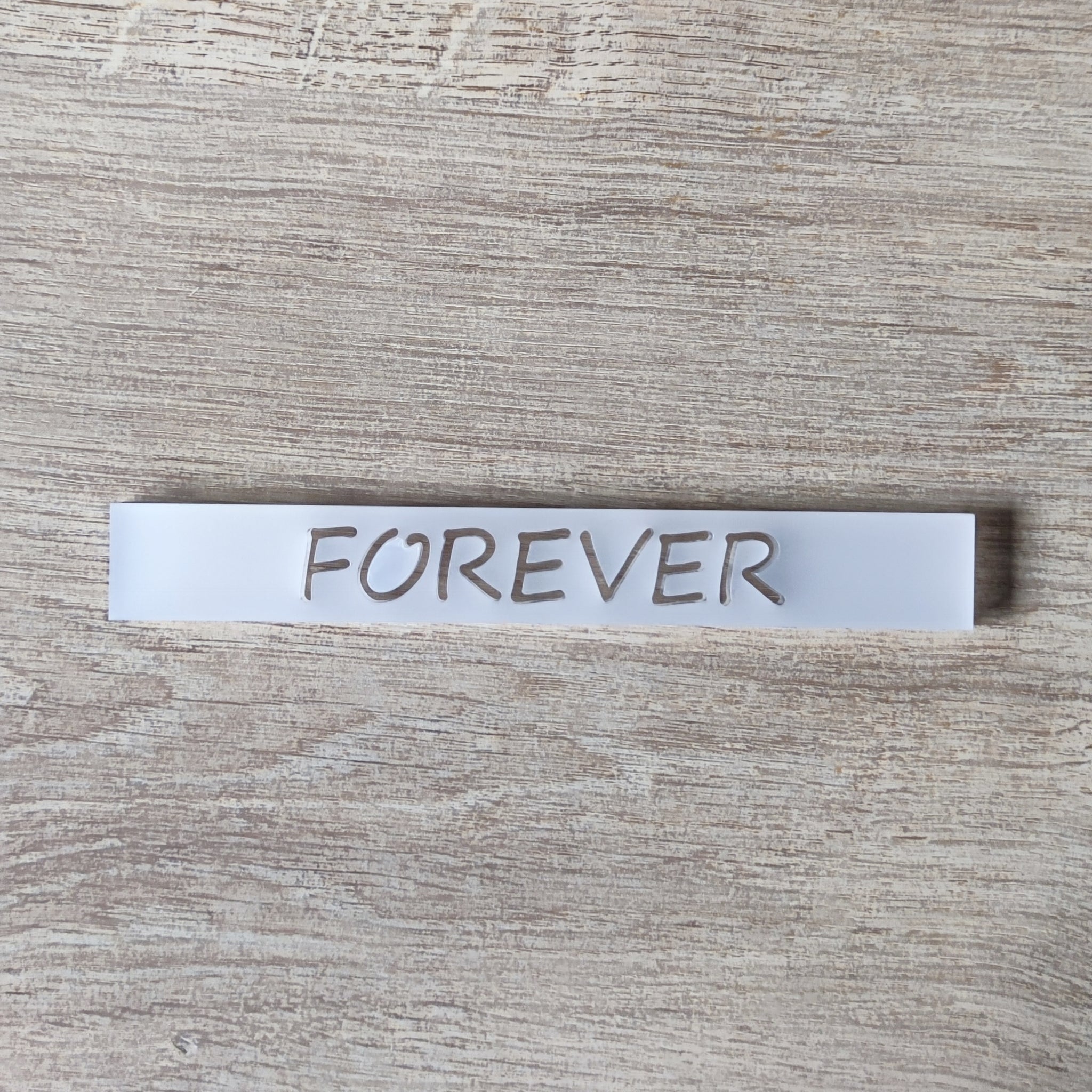 Acrylsatiniertes Schild mit der Aufschrift 'FOREVER', 16 x 2,2 x 0,8 cm, von Easy-Sticks, ideal für kreative Projekte und Dekoration.